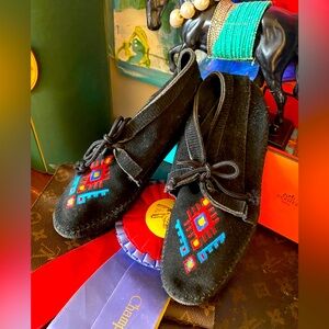 Sweet Vintage 1990’s MINNETONKA Black Suede Colorful Southwest Embroidery 8 -9 💖